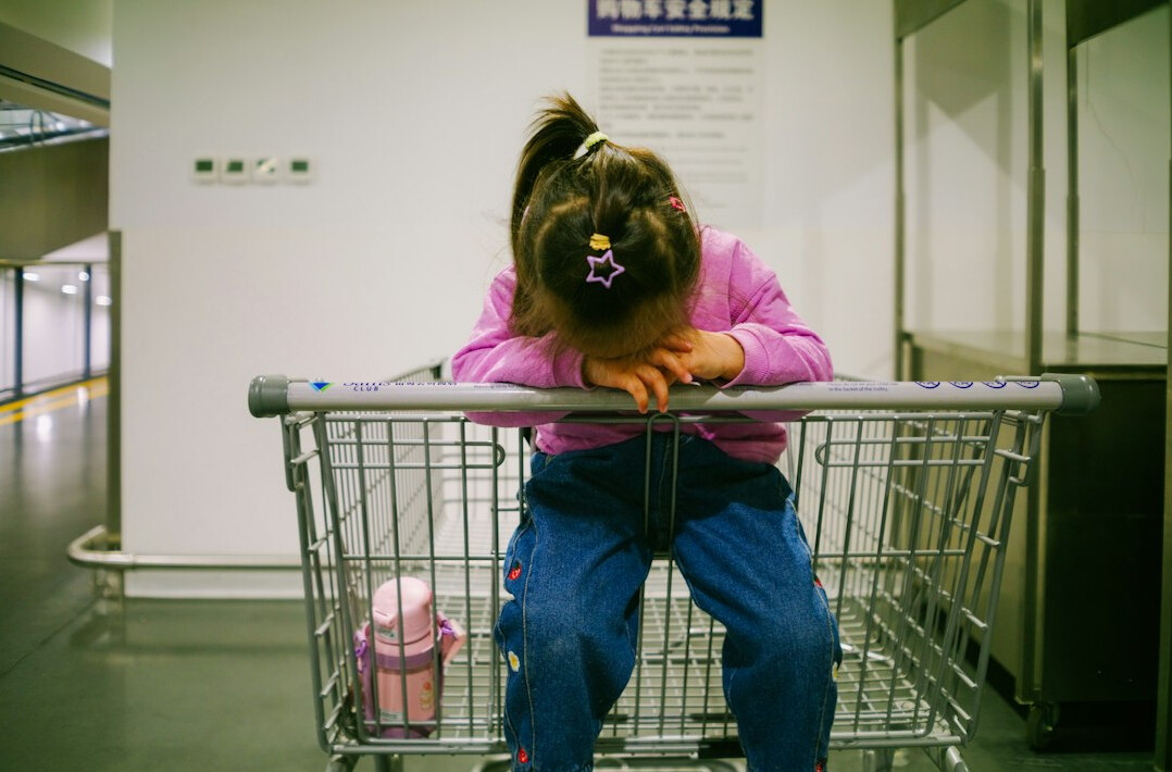 store detective watching shopper