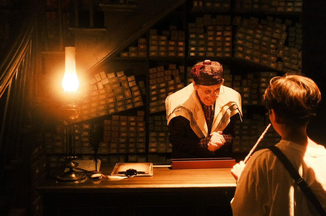 store detective catching thief
